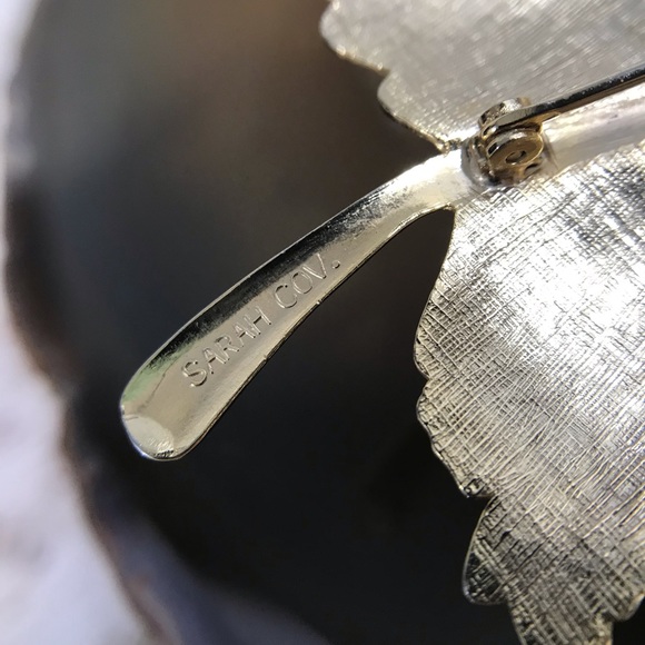 Vintage Sarah Coventry Maple Leaf Goldtone Brooch - Picture 3 of 3